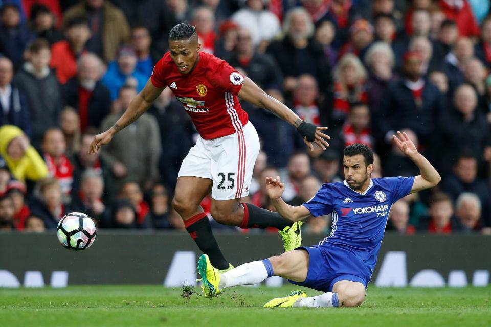  Mourinho wants another alternative to Antonio Valencia at right-back