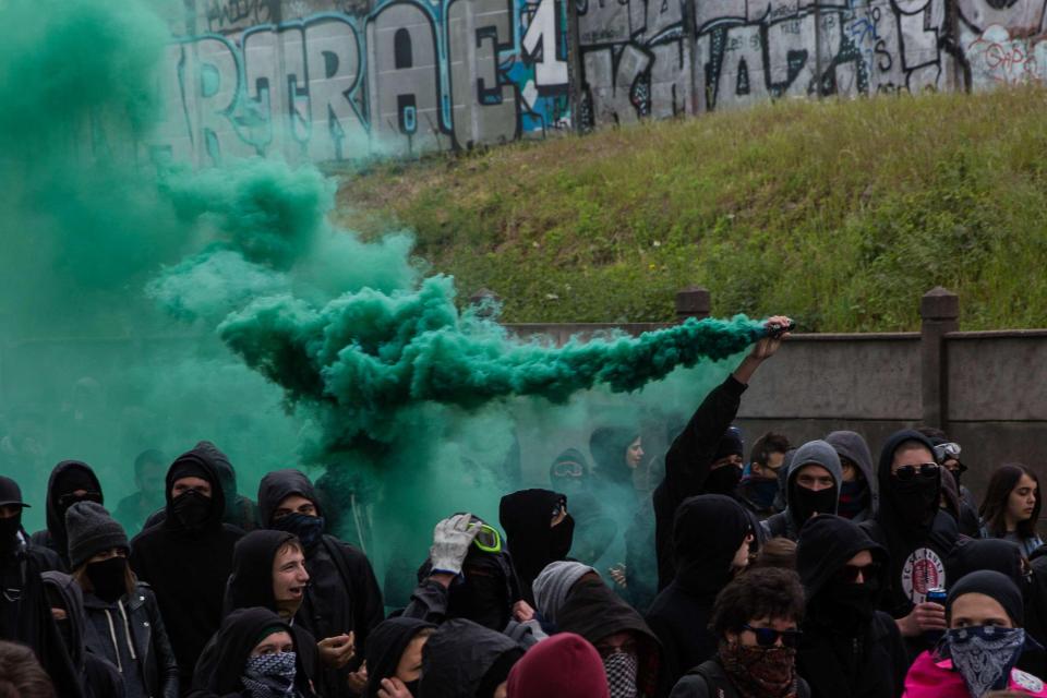  Protesters lit smoke bombs and chanted slogans against Marine Le Pen