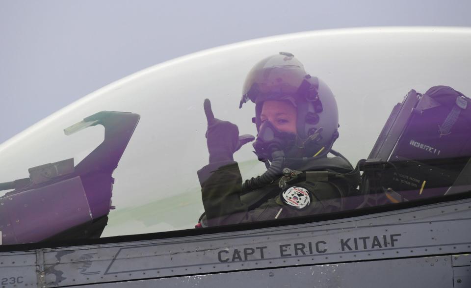  A US pilot gestures from an F-16 jet fighter before taking off during the "Max Thunder" South Korea-US military joint air exercise at a US air base in the southwestern port city of Gunsan