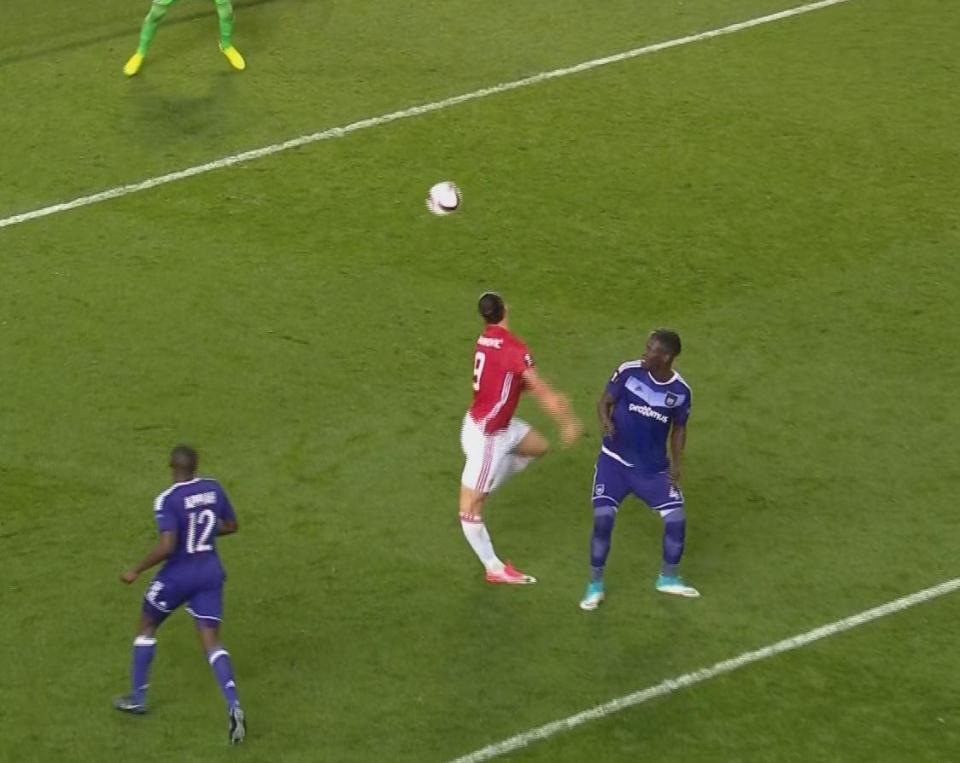  Images show Zlatan Ibrahimovic landed awkwardly on his knee