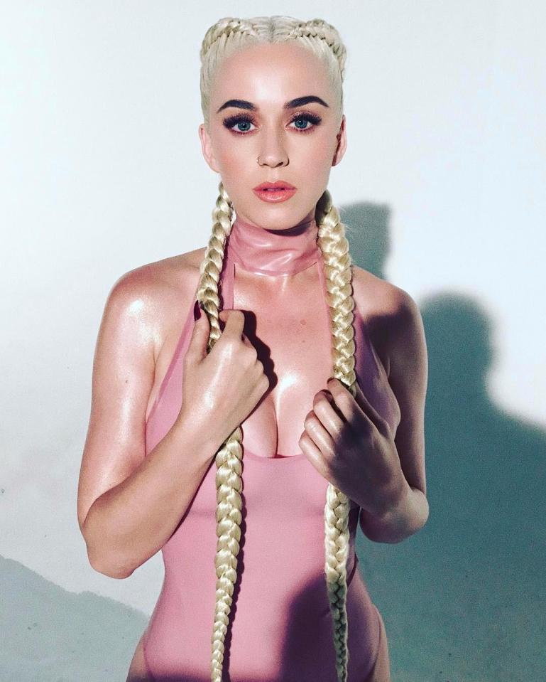  Katy Perry transformed in to Kim Kardashian