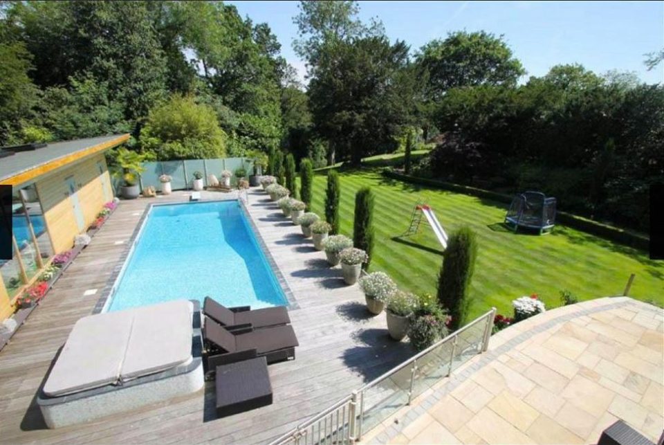  David De Gea's house boasts a luxurious swimming pool and garden