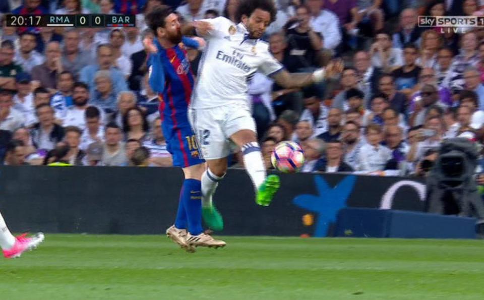  This was the collision that left Lionel Messi on the ground as a result of Marcelo's elbow