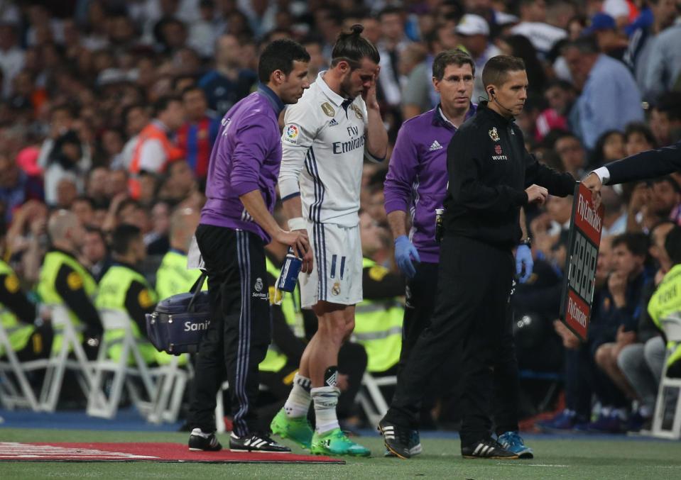  Gareth Bale hobbles out of Real Madrid's clash with Barcelona with a calf problem