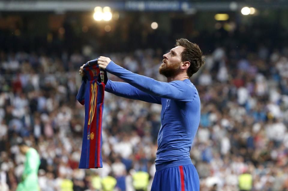  Lionel Messi scored a last-minute winner to give Barcelona a 3-2 victory over Real Madrid