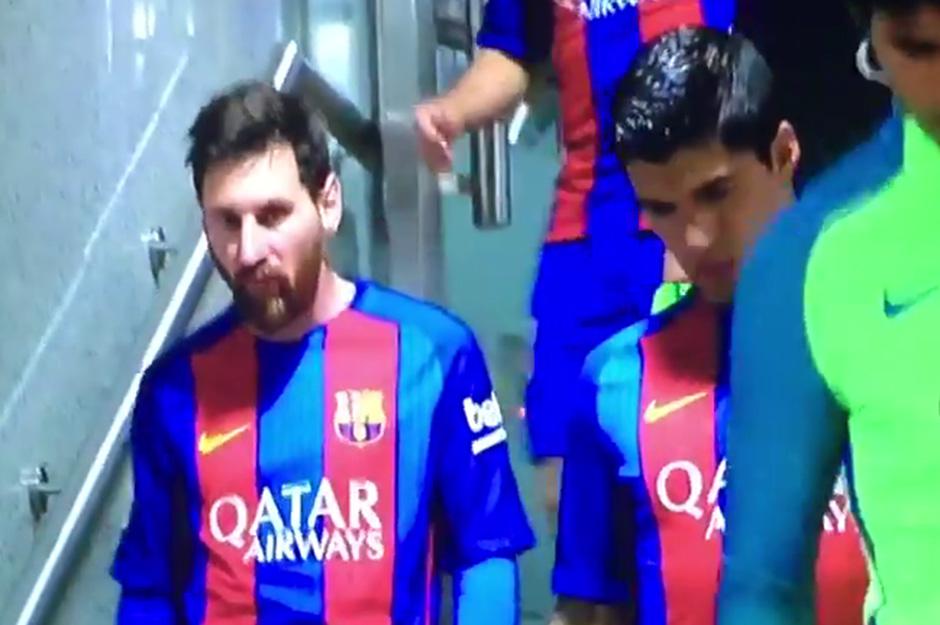 Something is clearly bothering the Barcelona number 10 as he prepares to come out for the second half