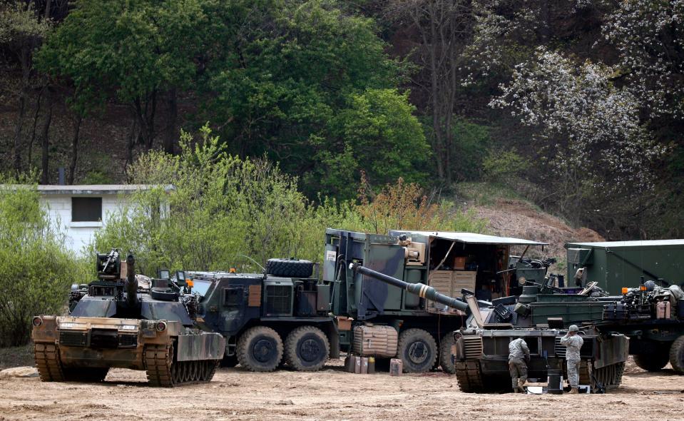  US Army soldiers with M1A2 tanks prepare for war this morning (April 25) at the Mugeon-ri drill field in Paju, Gyeonggi-do, South Korea