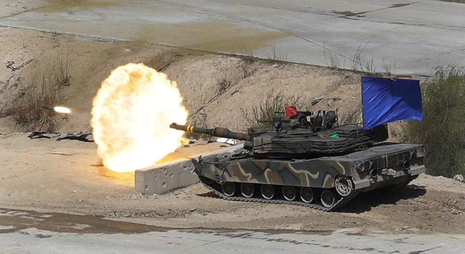  An amazing photograph captures the moment a shell leaves the barrel of a K1A2 tank