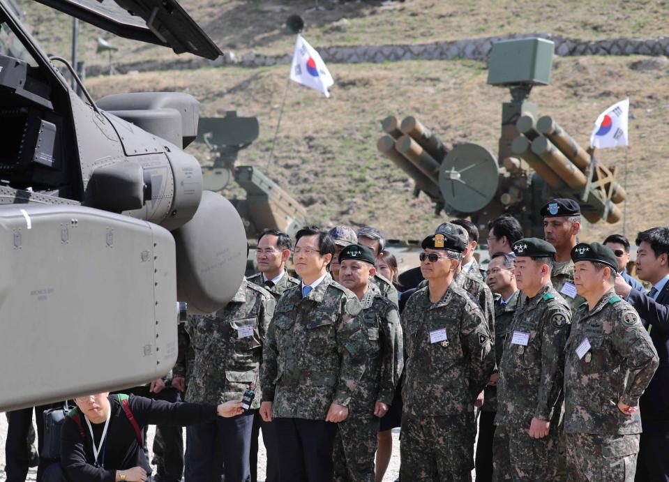  South Korean acting President Hwang Kyo-ahn, centre front, inspects a variety of fire arms during the firing drill