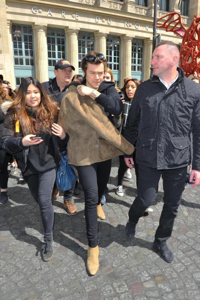  Harry styles arrives at Gare du Nord station in Paris