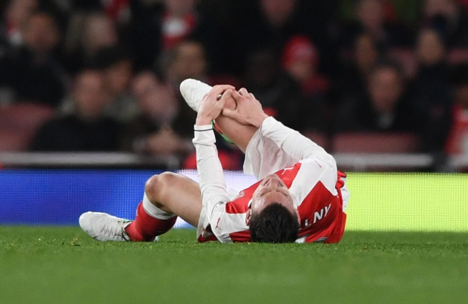  Laurent Koscielny jarred his knee in the remaining minutes in the win against Leicester