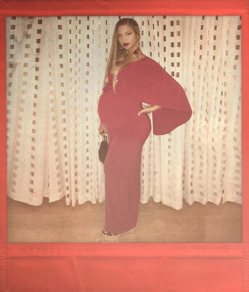 Beyoncé showed she’s still a fashion icon despite being heavily pregnant with twins in her latest Instagram snaps