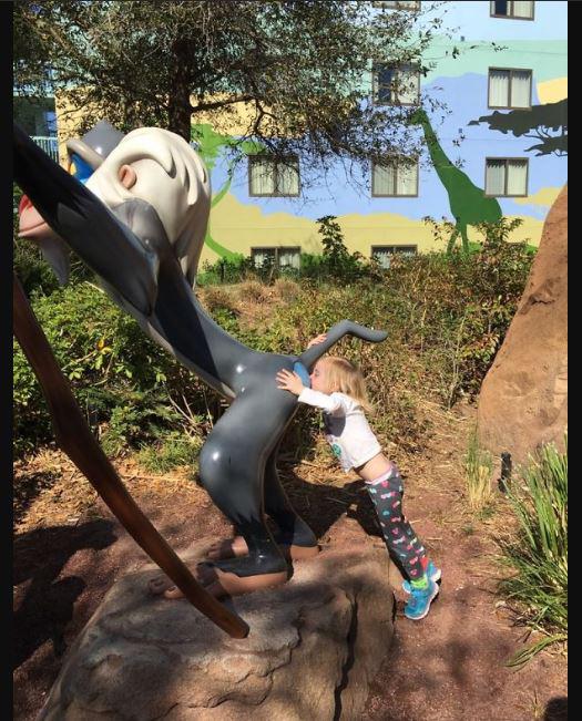 This little one tried to “kiss” the Lion King character in this snap, but her positioning was rather unfortunate