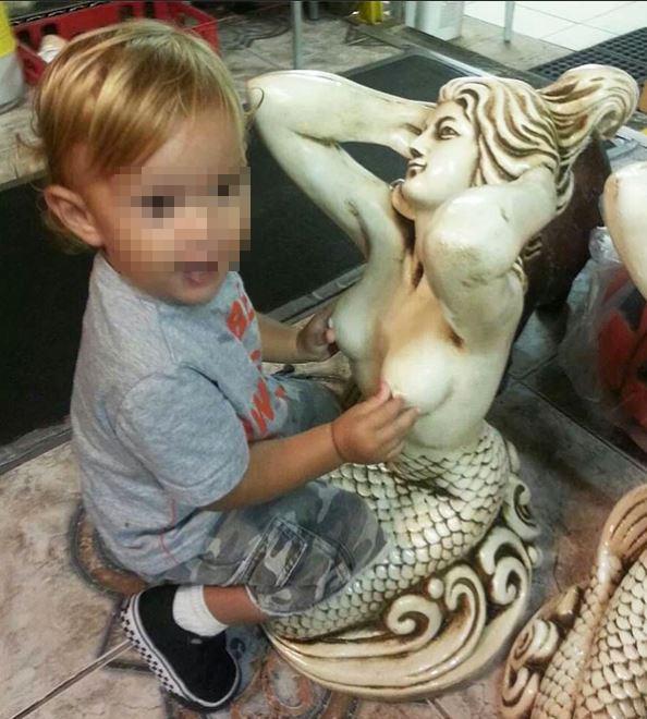 This tot got VERY friendly with a mermaid statue… much to everyone’s amusement