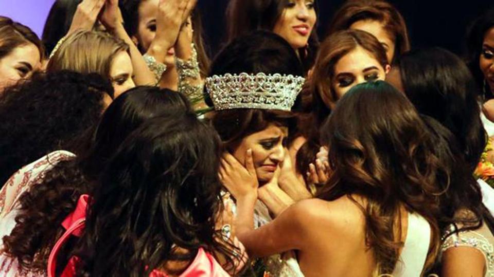  Student Srishti Kaur being crowned Miss Teen Universe 2017