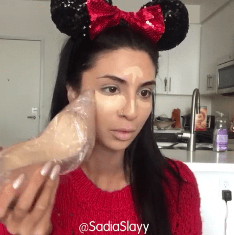  The beauty vlogger used her heel to blend the foundation into her face