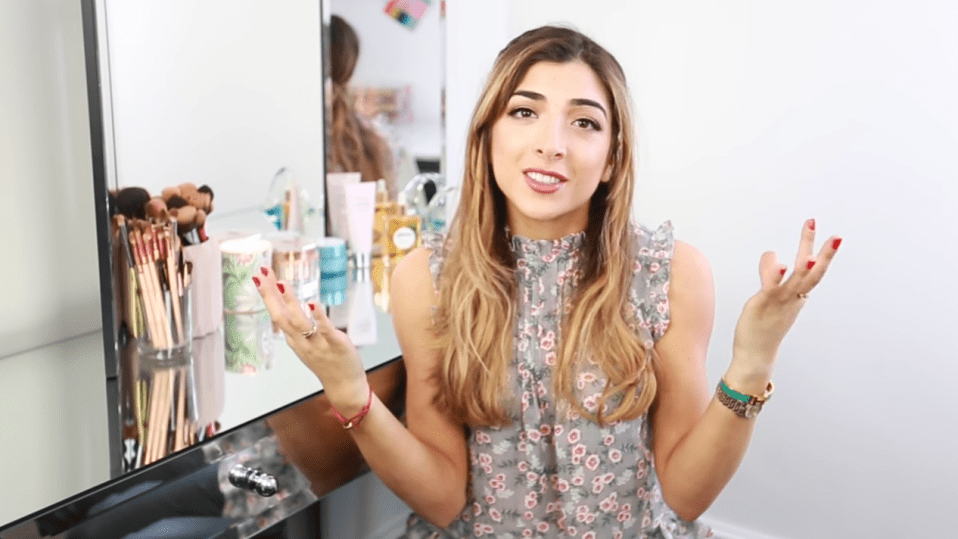  Amelia Liana gave her 450,000 viewers a sneak peek behind into her beauty room