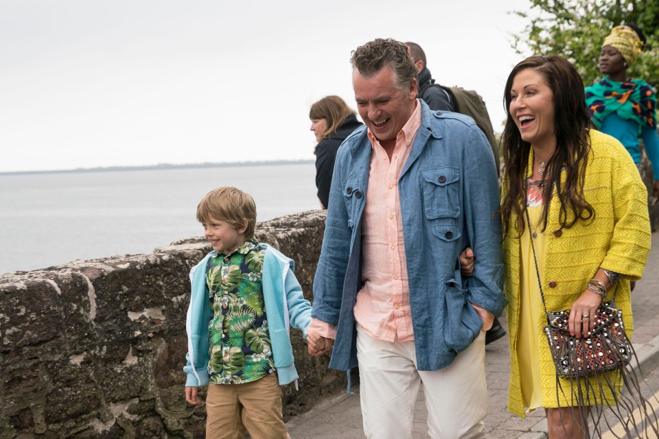 Kat & Alfie: Redwater: Alfie, Kat and son Tommy (Henry Proctor, left) arrive in Redwater during a community fundraiser