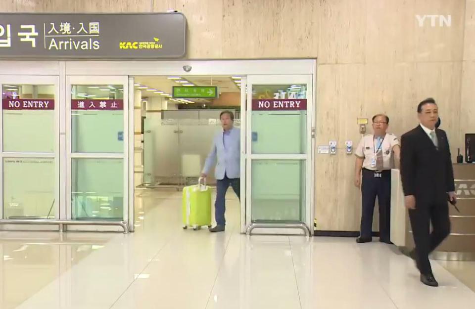  Kim Moo-sung is first seen entering the lobby with a wheelie suitcase