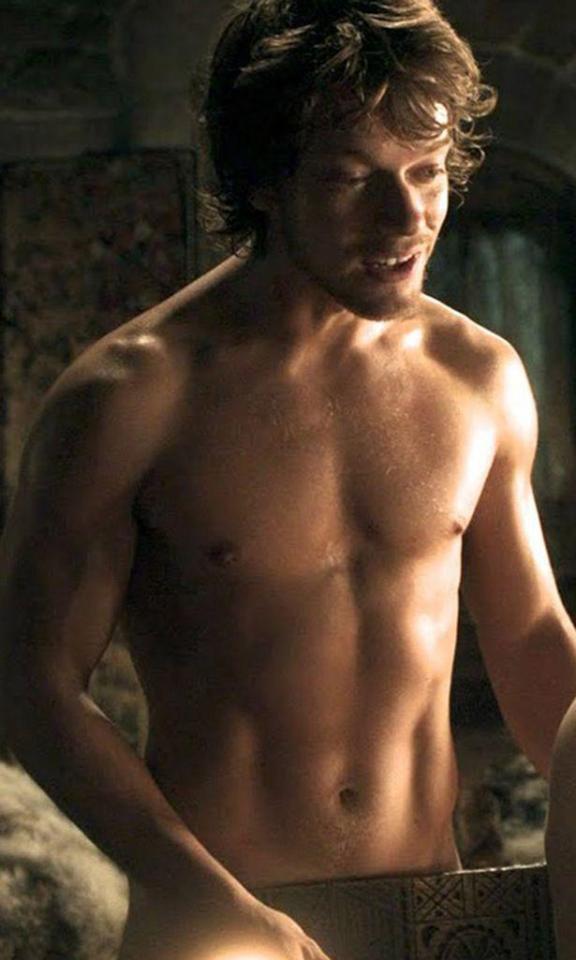  Alfie Allen flashes his six-pack on Game of Thrones