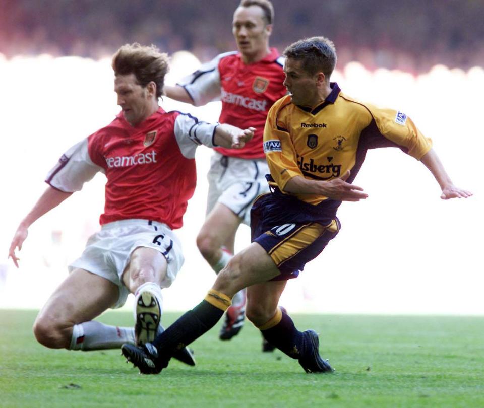  Michael Owen slots home Liverpool's late winner despite Tony Adams' best efforts