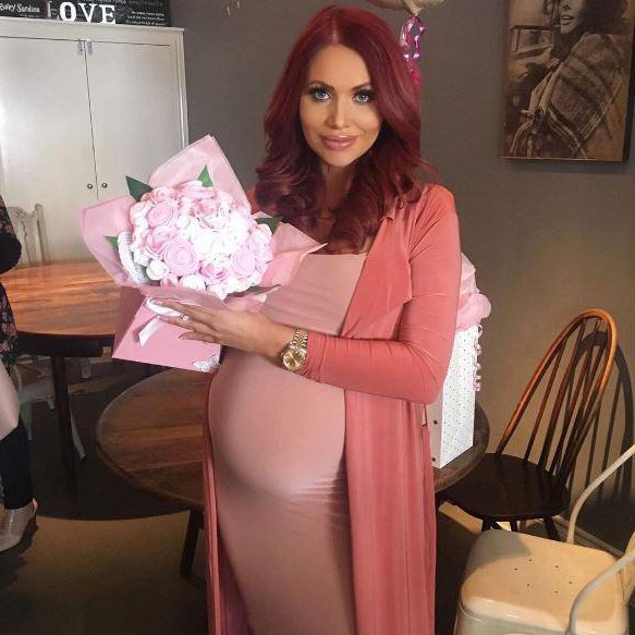  Pregnant Amy poses for a snap before giving birth