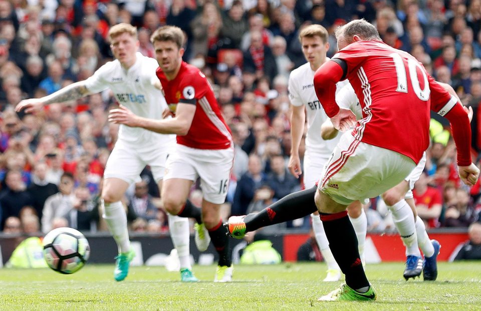  Wayne Rooney slots home the spot kick