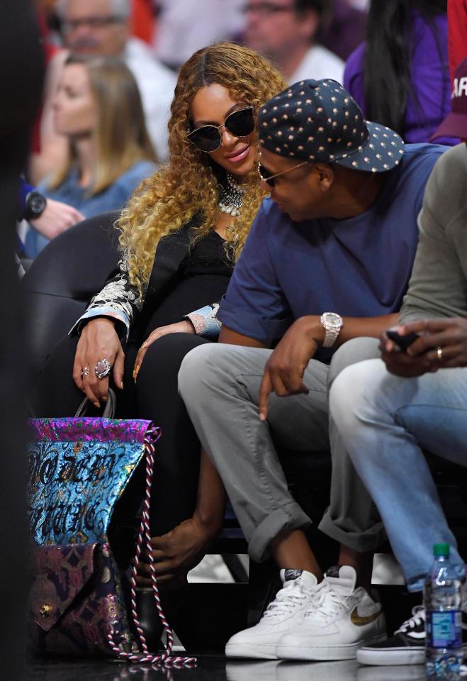  Rapper Jay Z was seen massaging heavily-pregnant Beyonce's ankles as they enjoyed a date day