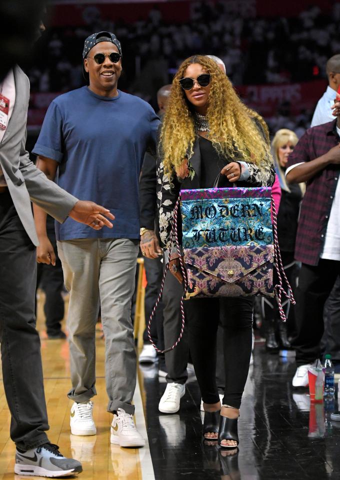  Beyonce, who is heavily pregnant with twins, covered her baby bump with a shimmering bag