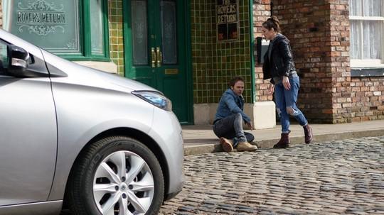  Shona finds a very drunk David in the street and stops to make sure he's alright