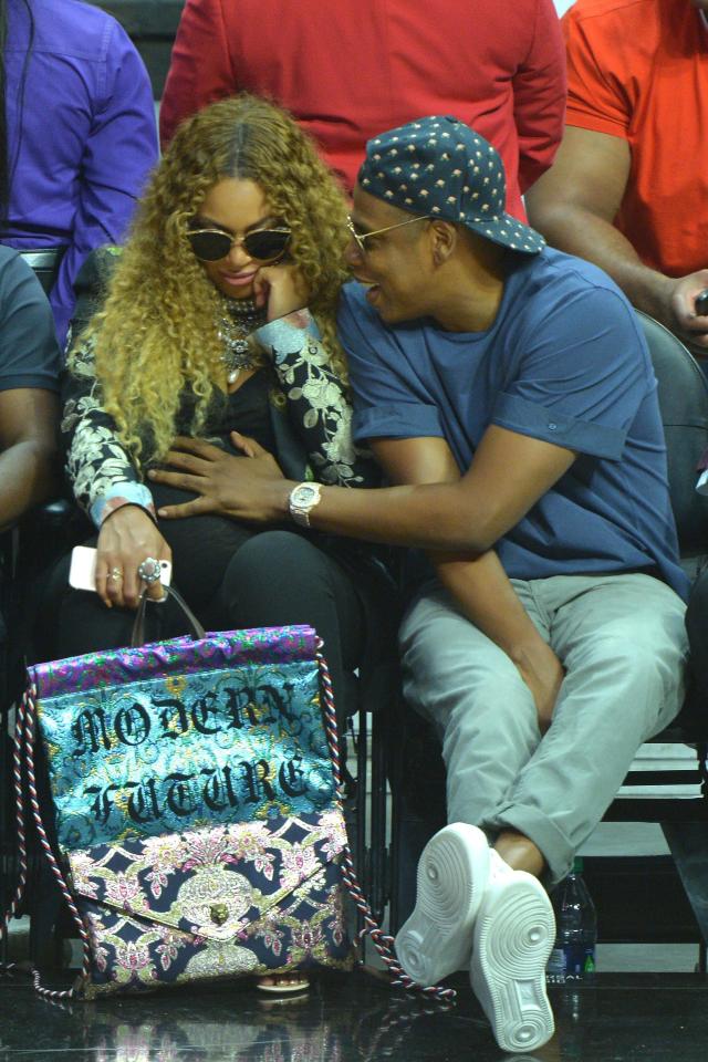  Dad-to-be touches pregnant Beyonce's bump during game