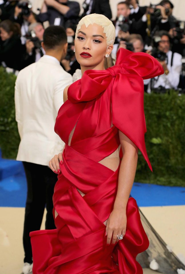  Her eye-catching red dress led the trend of scarlet gowns