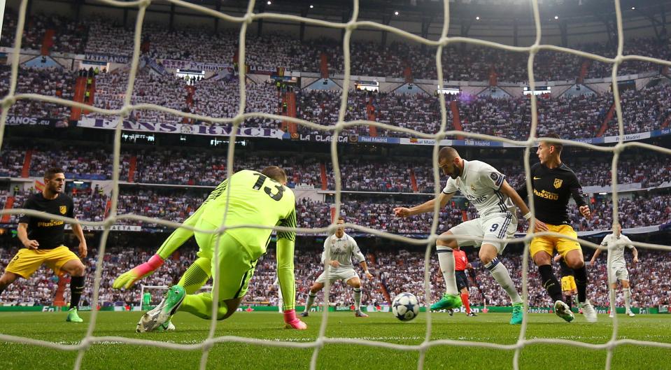  Karim Benzema missed after Jan Oblak saved Dani Carvajal's effort