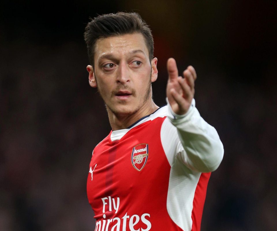  Arsenal are pulling out all the stops in order to get Mesut Ozil to sign a new contract