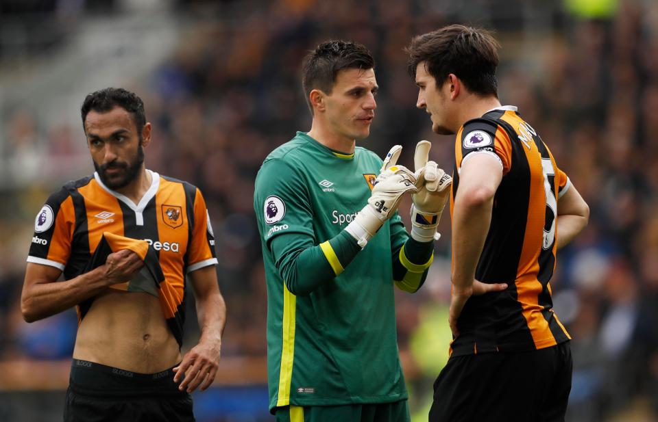  Hull City's keeper Eldin Jakupovic speaks to Harry Maguire after falling behind against Sunderland