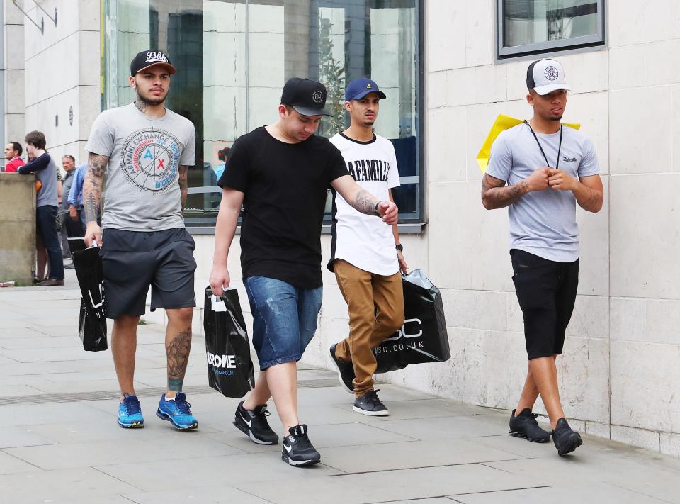  Gabriel Jesus was walking with friends after finishing doing some shopping