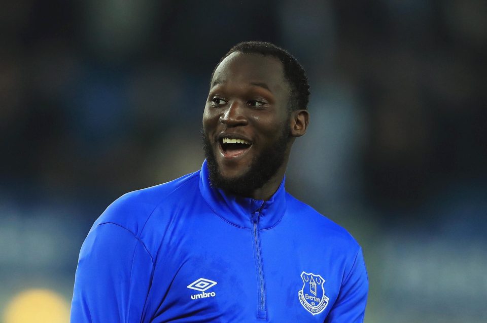  Manchester United have been monitoring Romelu Lukaku's contract situation at Everton