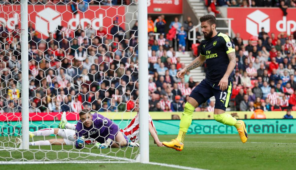  Olivier Giroud put Arsenal into the lead just three minutes to half-time with a neat finish