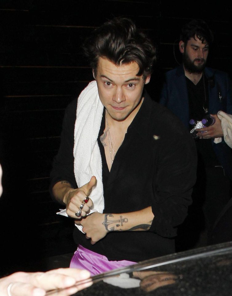  Harry gives the thumbs up while leaving his first solo gig