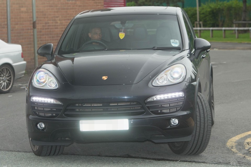 Fernando arrived in a Porsche for his warm down session