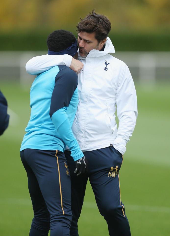  Danny Rose chats with Tottenham boss Mauricio Pochettino