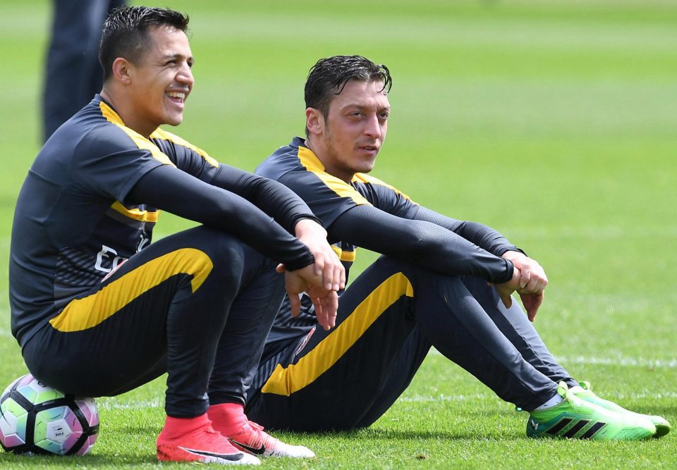  Alexis Sanchez and Ozil take a break