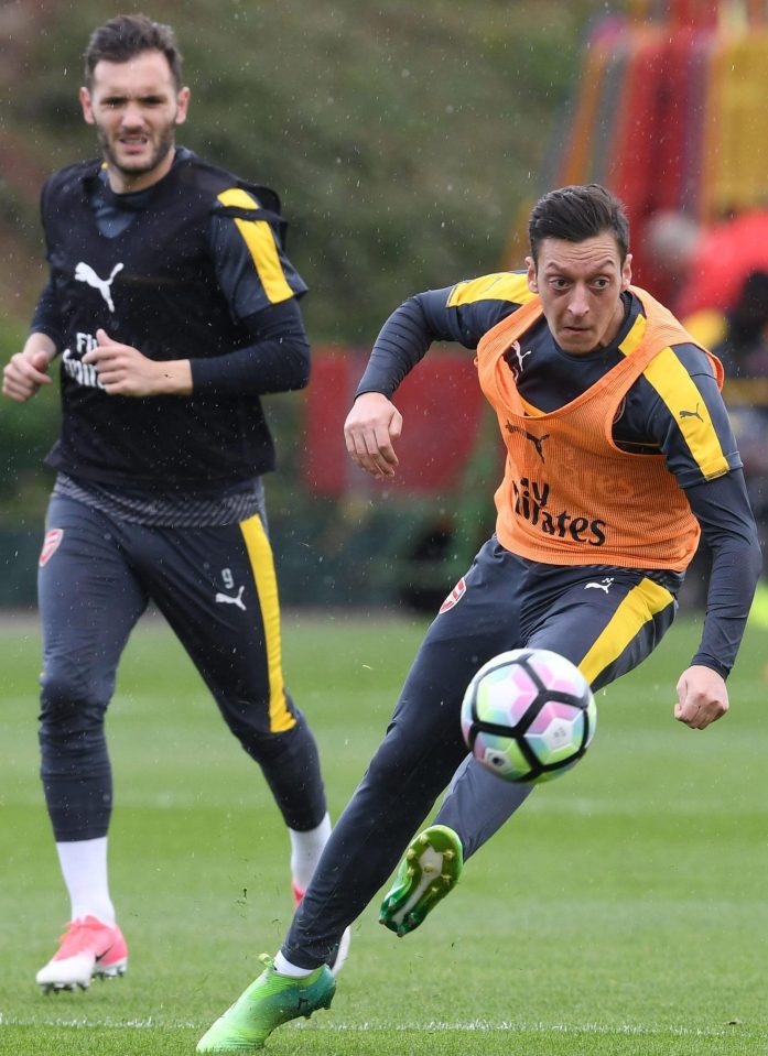  Mesut Ozil shows Arsenal the way in training