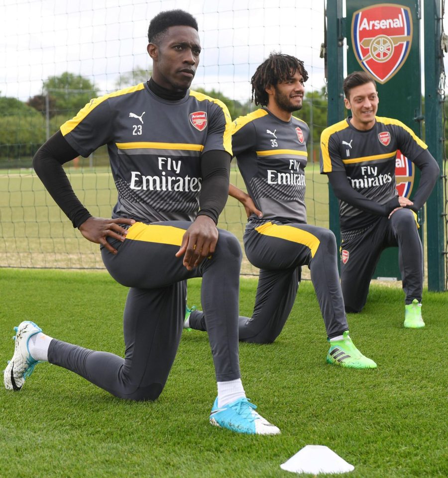  Stretching out...Welbeck, Elneny and Ozil