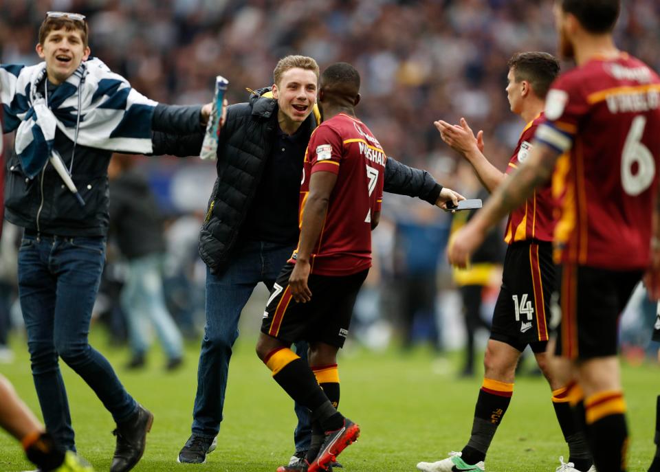  There didn't appear to be any security or police on the pitch