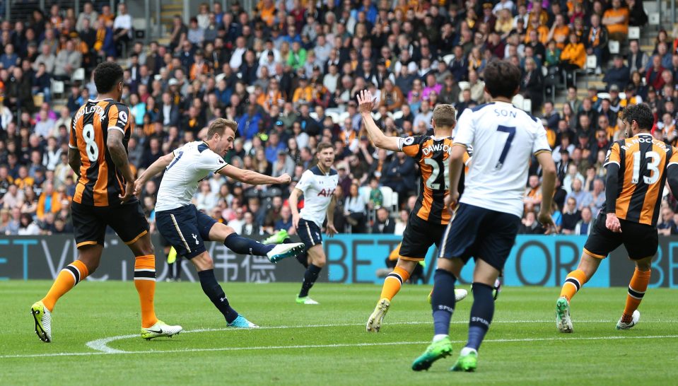  Harry Kane scores Tottenham's first goal against Hull