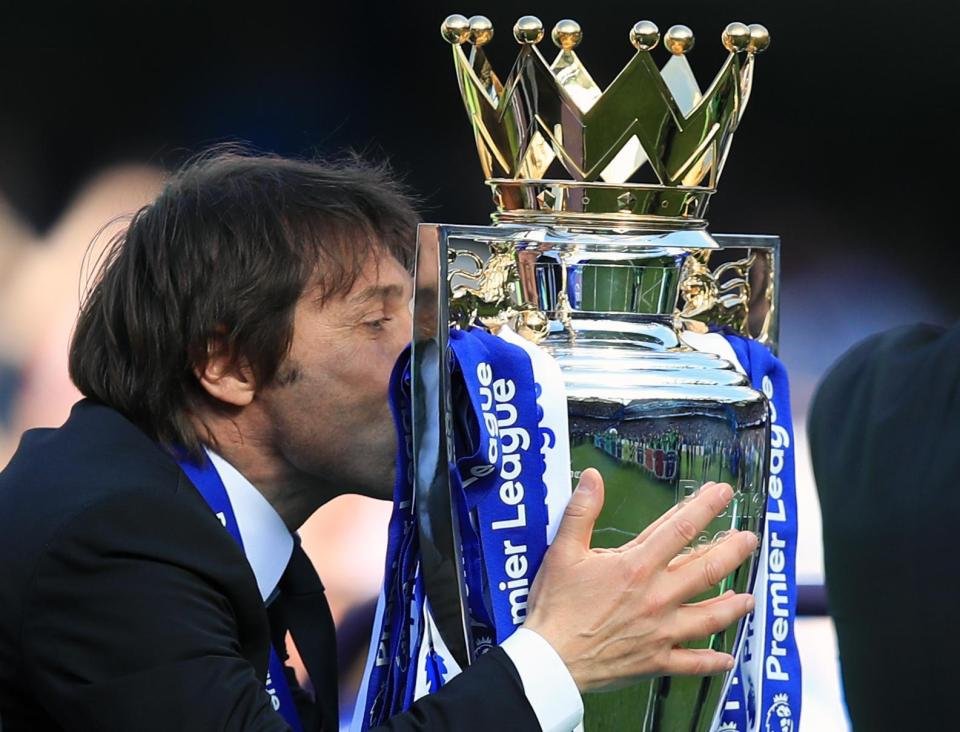  Antonio Conte kisses the Premier League trophy