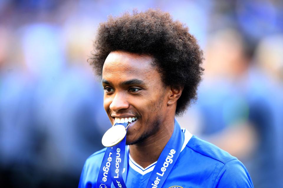  Willian wants to stay at Chelsea despite interest from Manchester United