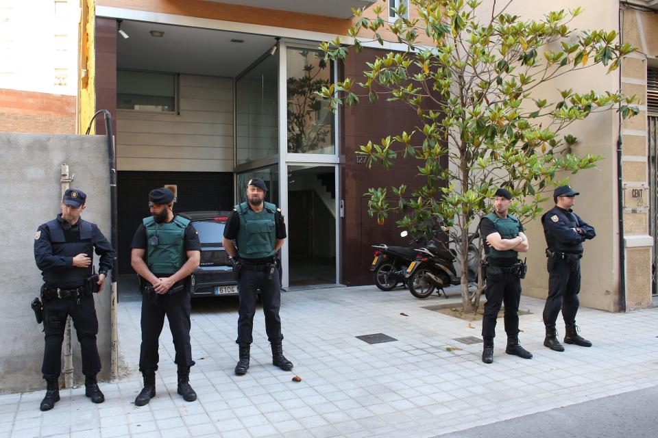  Spanish police guard the front of Sandro Rosell's house after raid