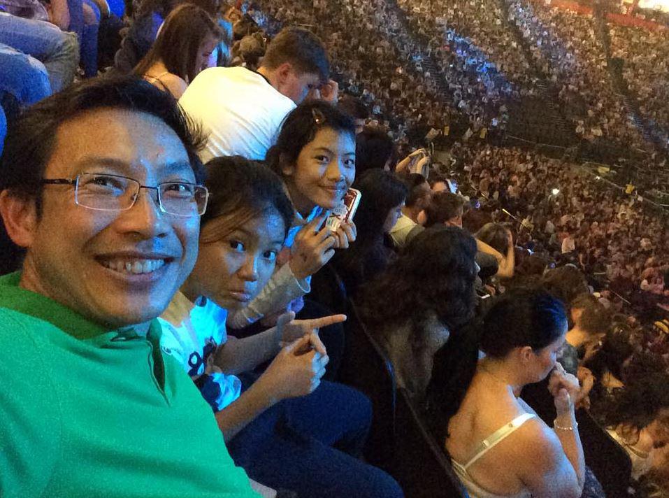  Joe Nuttorn grins as he takes a selfie with his two young daughters at the sold-out concert